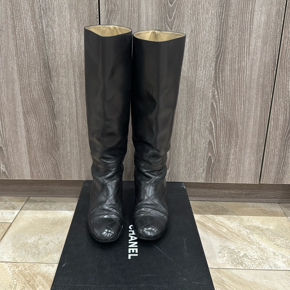 Chanel calf leather boots with cc logo in the back size 40